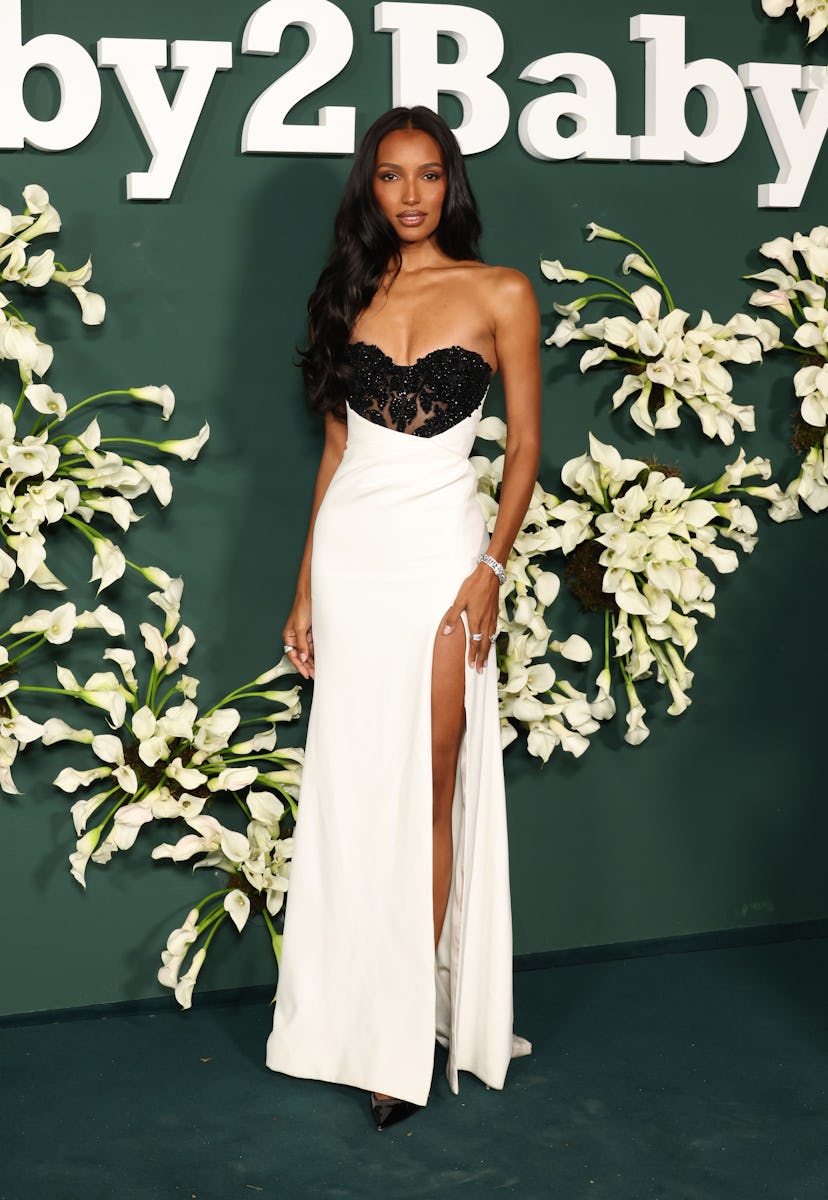 Jasmine Tookes asiste a la Gala Baby2Baby 2024 