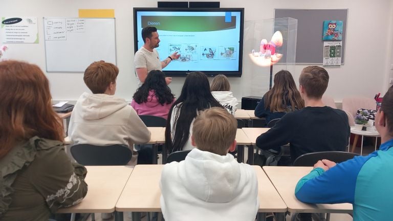 Niek utiliza una animación del asistente docente de IA para explicar algo en clase (Foto: Collin Beijk)