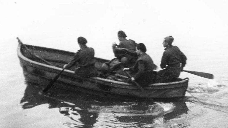 Soldados polacos en un bote de remos, tiempo y lugar desconocidos (foto: Museo General Maczek Breda/Memorial Maczek).