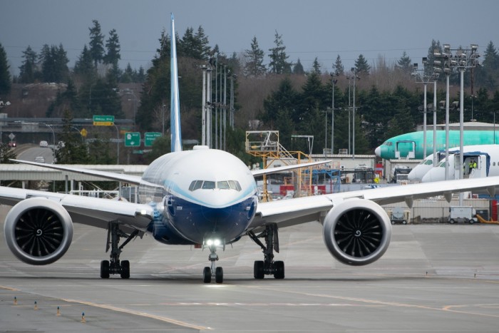 Un avión Boeing 777X taxis en el aeropuerto Paine Field en Mukilteo, Washington