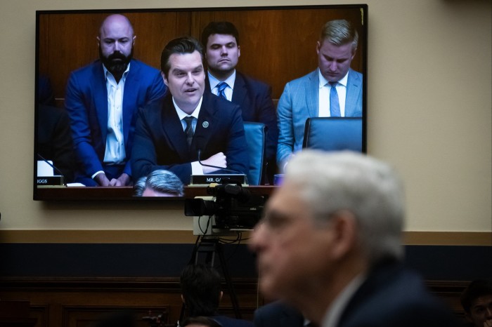 Matt Gaetz interroga al fiscal general de Estados Unidos, Merrick Garland, durante una audiencia en Washington en junio.