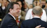 Schröder, entonces Canciller, saluda al Presidente Putin en su visita a Berlín en septiembre de 2005.