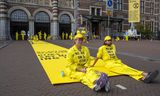 Activistas del grupo de acción Extinction Rebellion se encadenaron a las puertas de entrada y a las entradas del túnel para bicicletas debajo del museo el 7 de septiembre de 2024.  