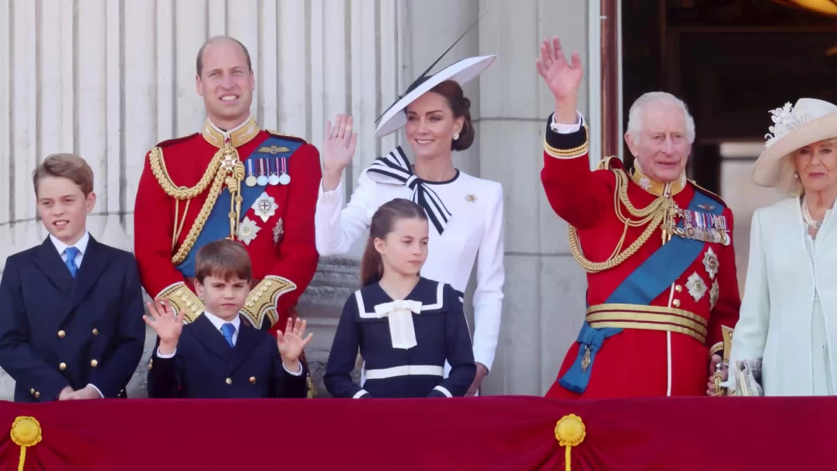 Vestido blanco, sombrero y broche: el look de Kate Middleton para su esperado regreso al público