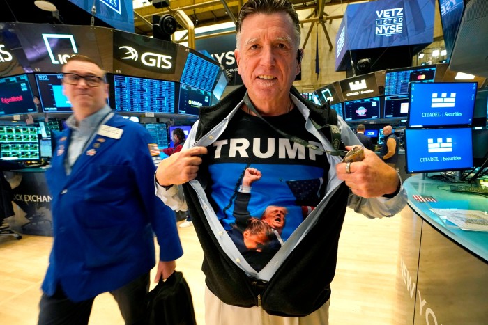 Walter Lundon, un comerciante, luce su camiseta pro-Trump en el suelo de la Bolsa de Nueva York