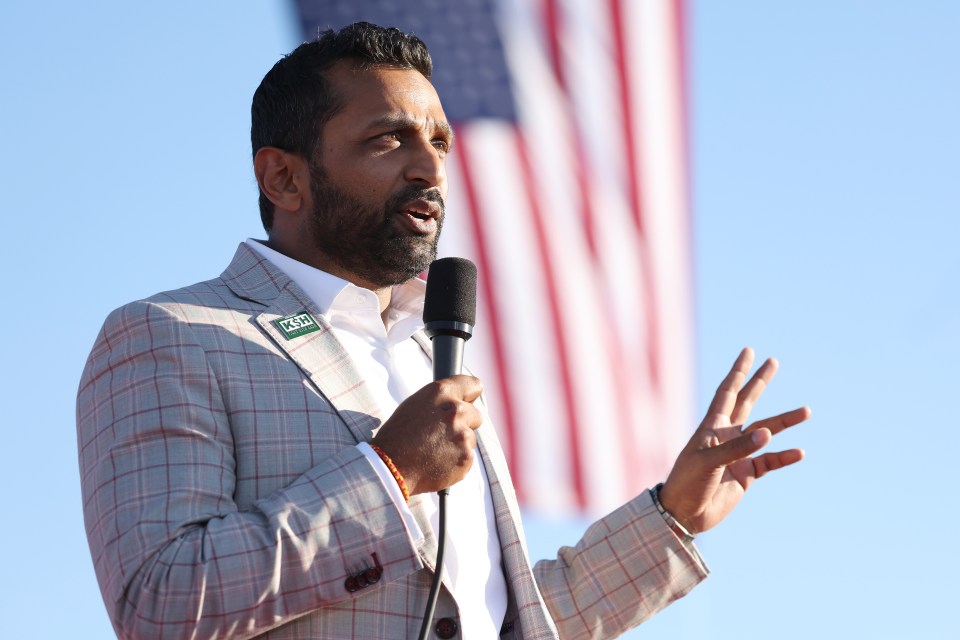 Kash Patel habla durante un mitin de campaña en el aeropuerto Minden-Tahoe