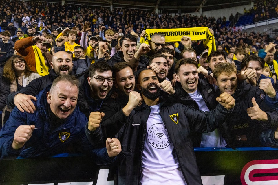 Sandro, ex favorito del Tottenham, posa con los aficionados de Harborough Town en las gradas