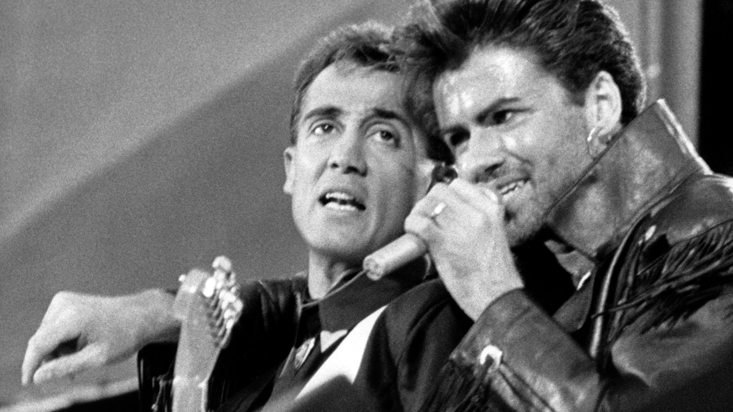 Andrew Ridgeley y George Michael cantan en el escenario del estadio de Wembley en Londres.