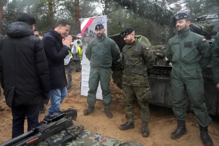 Mark Rutte habla con militares del ejército polaco durante un ejercicio militar del grupo de batalla “Resolute Warrior” de presencia avanzada mejorada de la OTAN en Adazi, Letonia, el 14 de noviembre de 2024.