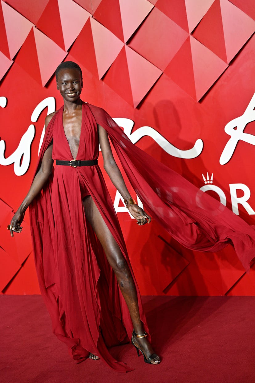 LONDRES, INGLATERRA - 2 DE DICIEMBRE: Alek Wek asiste a los Fashion Awards 2024 presentados por Pandora en el...