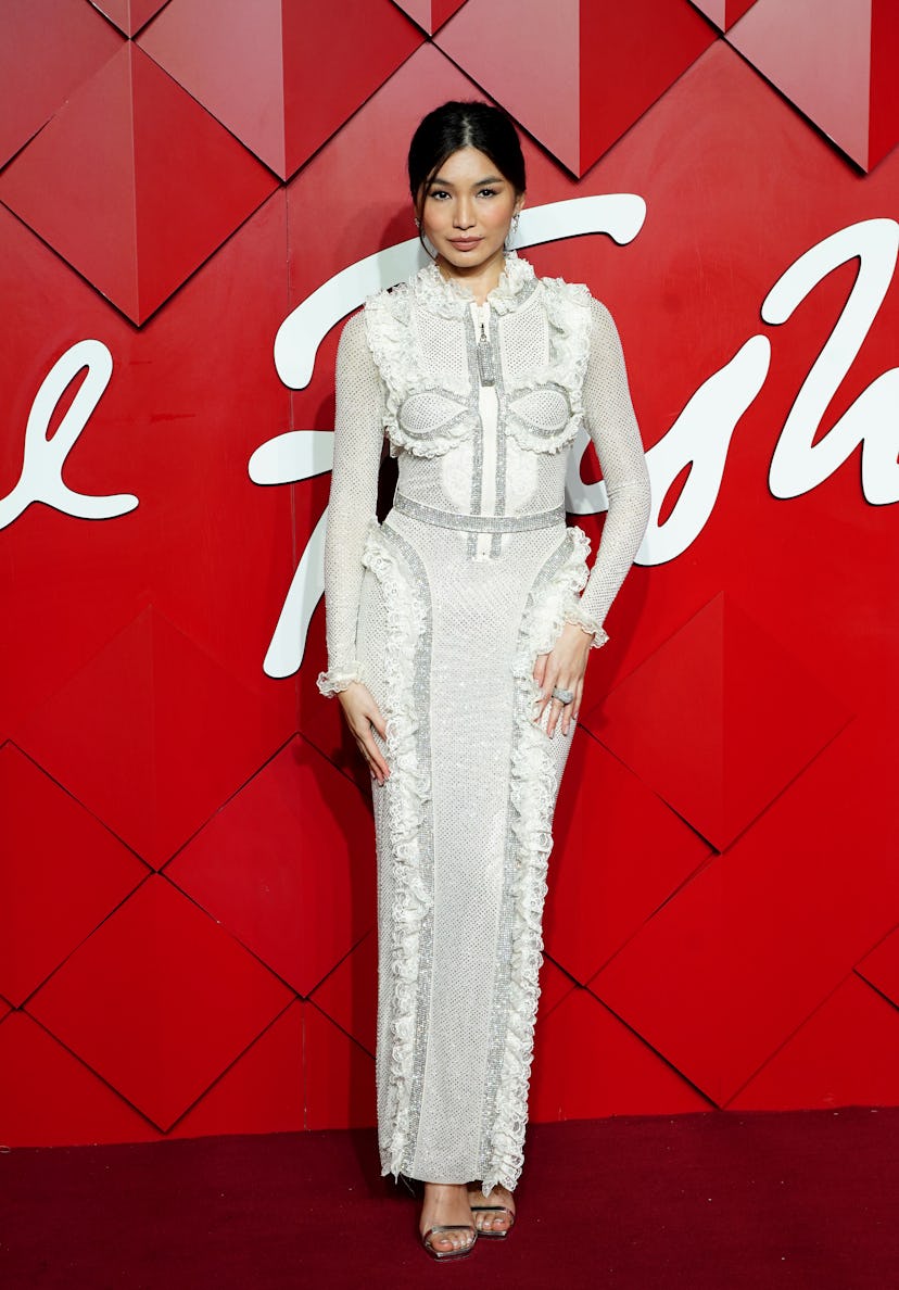 Gemma Chan asiste a los Fashion Awards, presentados por el British Fashion Council, en el Royal Albert...