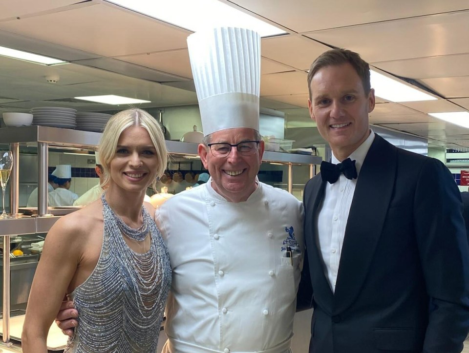 La pareja posó para una foto con el chef.