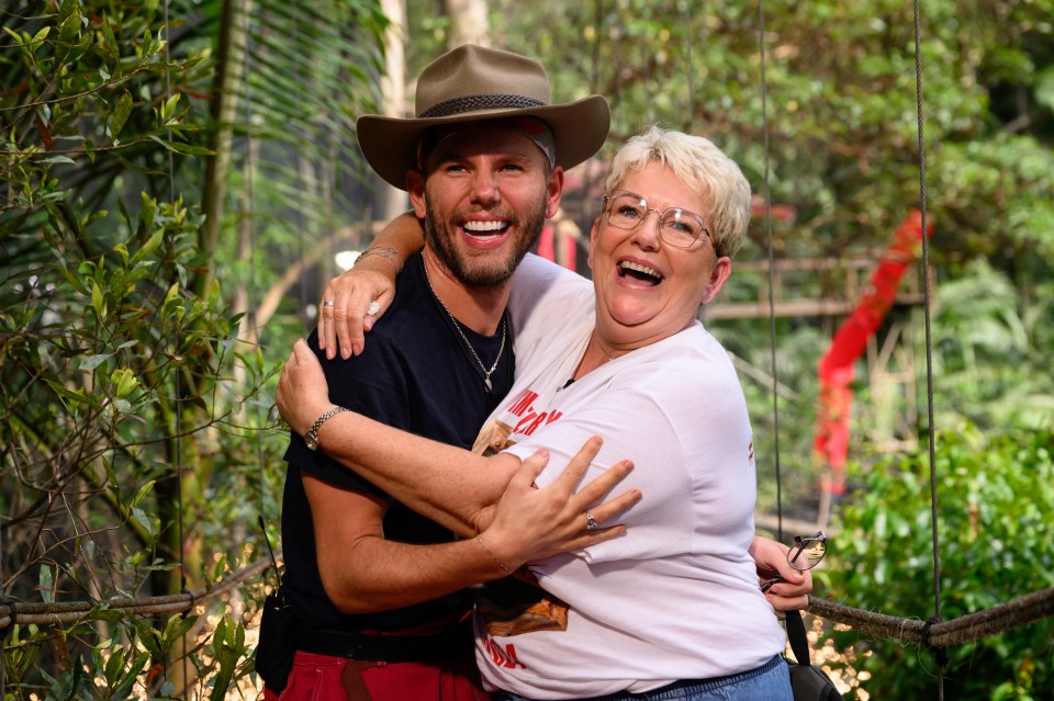 Dean fue el segundo en ser expulsado del campo australiano, visto aquí con su madre Ann