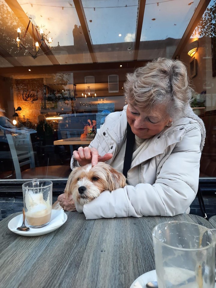 A Sheila se le negó la entrada a dos pubs diferentes de Wetherspoon porque tenía a su perro de apoyo emocional, Daisy, con ella.