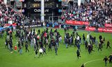 Los seguidores del FC Utrecht irrumpen en el campo tras el partido perdido contra el Go Ahead Eagles.