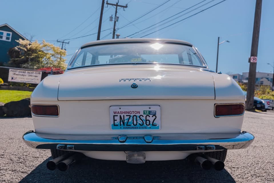 El coche incluso viene con una matrícula personalizada de Enzos.