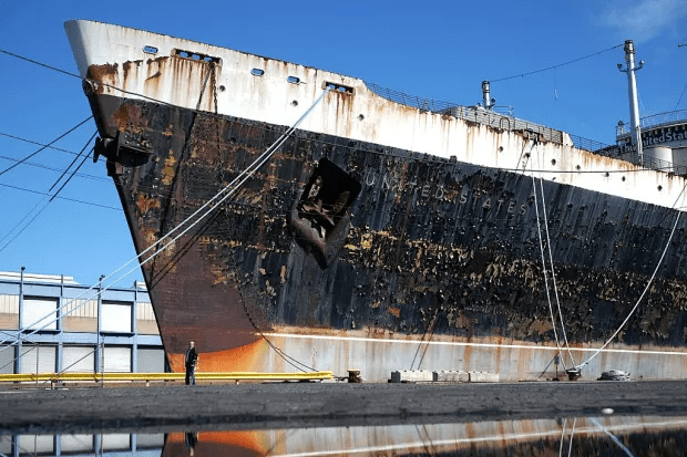 La proa oxidada del barco histórico