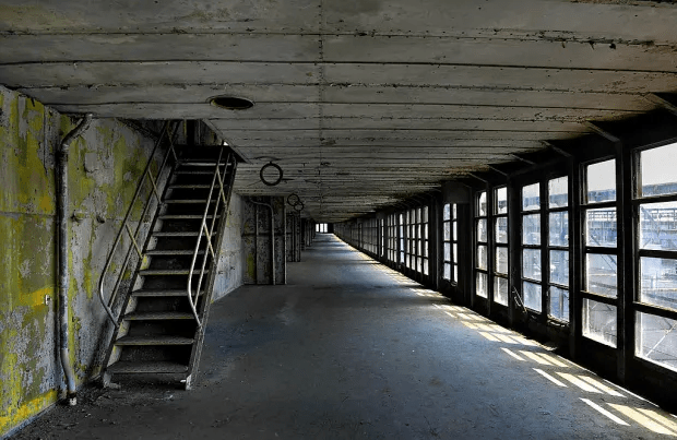 La cubierta cubierta First Class Promenade del SS United States se está oxidando en Filadelfia