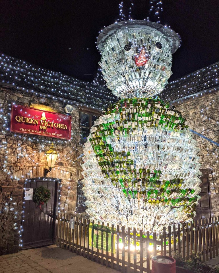 El árbol de vodka de Michael surge después de que el pub Queen Victoria, en Wells, Somerset, construyera un muñeco de nieve de 8 metros con 2.500 botellas de vino.