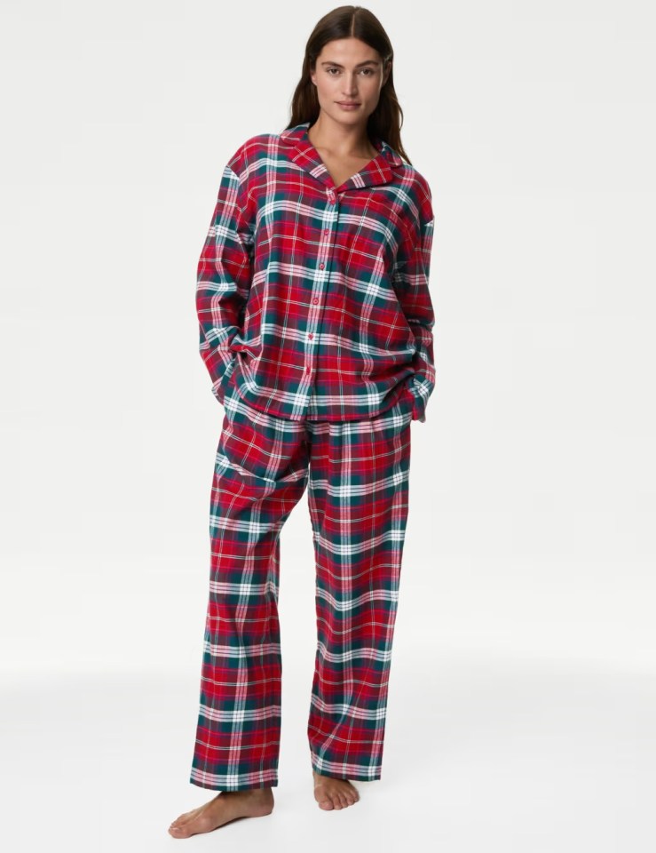 El conjunto de pijama navideño familiar para mujer está rebajado a £ 24