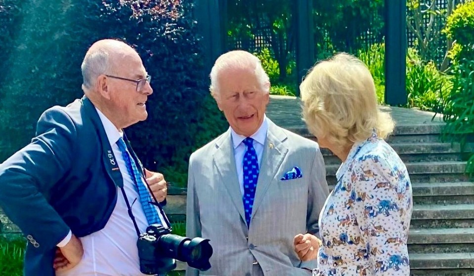 Arthur Edwards charlando con el rey y la reina en los jardines de Admiralty House Sydney