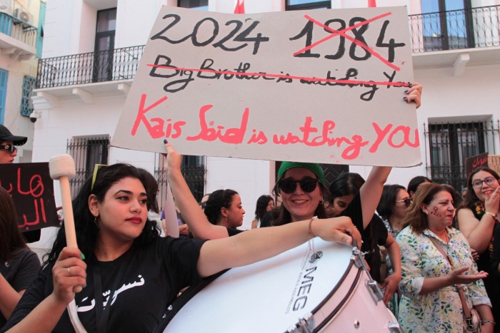 Activistas feministas tunecinas piden la liberación de las mujeres detenidas por criticar al presidente durante una manifestación por el día nacional de la mujer en agosto de 2024