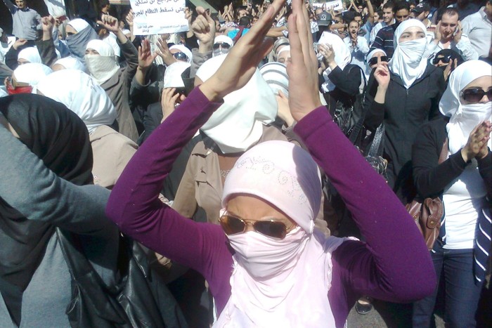 Manifestantes que protestaban contra el presidente de Siria, Bashar al-Assad, marchan por las calles durante el funeral de un niño de 10 años, Ibrahim Sheiban, que fue asesinado en una manifestación de protesta el día anterior, en Damasco el 15 de octubre de 2011.