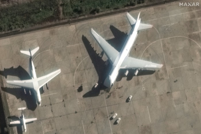 Aviones de transporte pesado Antonov An-124 preparándose para cargar equipos en la base aérea rusa Hmeimim