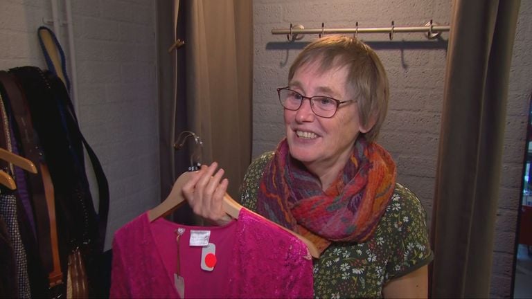 Marianne está muy contenta con su nueva adquisición rosa (imagen: Omroep Brabant).