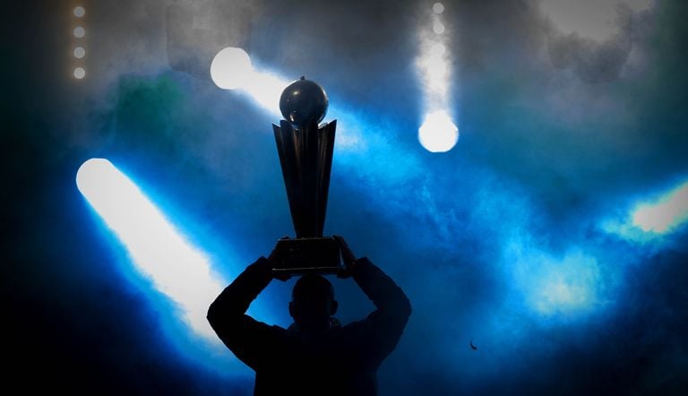 Michael van Gerwen durante la ceremonia en su ciudad natal de Vlijmen tras su título mundial en 2019 (foto: ANP/ Robin van Lonkhuijsen).