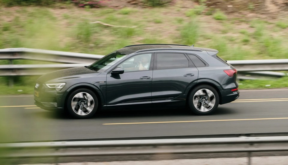 Un Audi Q8 E-Tron en una autopista