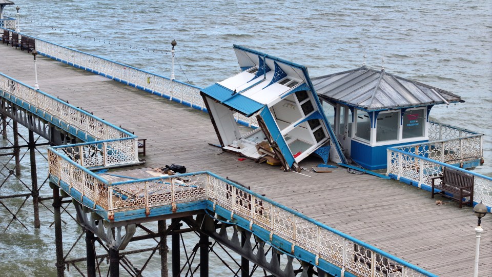 Devastación en el muelle de Llandudno, en Gales, tras la cuarta tormenta de la temporada