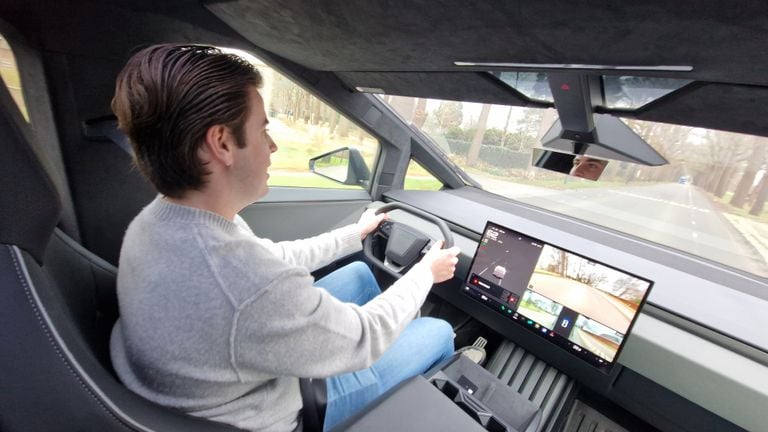 Stijn de Koster (23) en el Cybertruck (foto: Noël van Hooft).