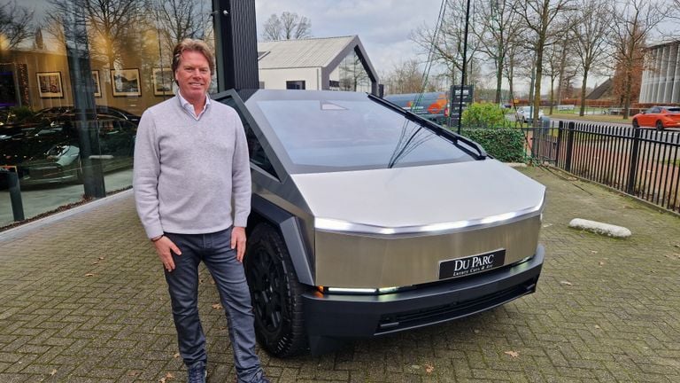 Rob de Koster con su Tesla Cybertruck (foto: Noël van Hooft). 