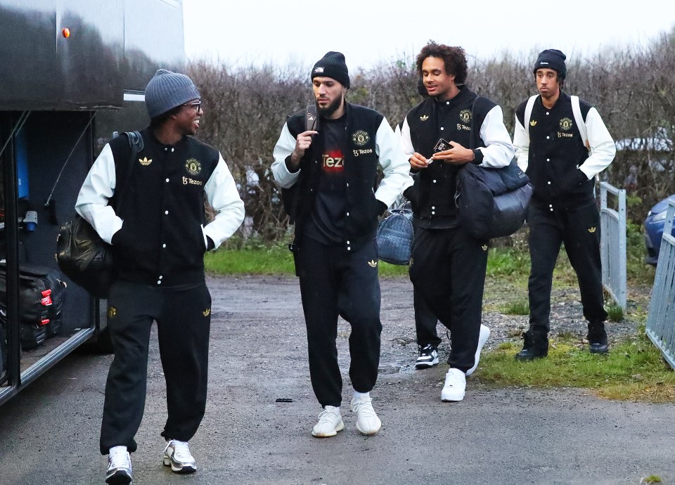 Muchos jugadores del Manchester United viajaron en autocar a la estación de tren de Stockport