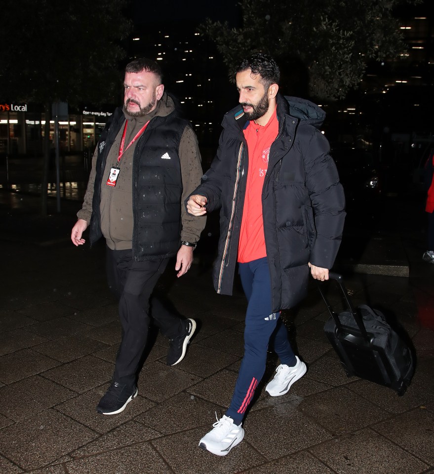 El entrenador Rubén Amorim y otros jugadores del Manchester United se dirigieron a la estación de tren