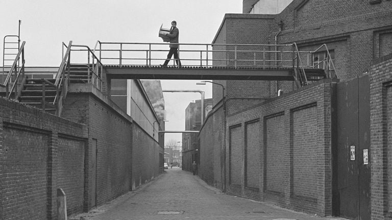 Tras la fusión de las fábricas de carne, se colocará simbólicamente un puente sobre la calle Competición (foto: Archivos de la ciudad de Oss).