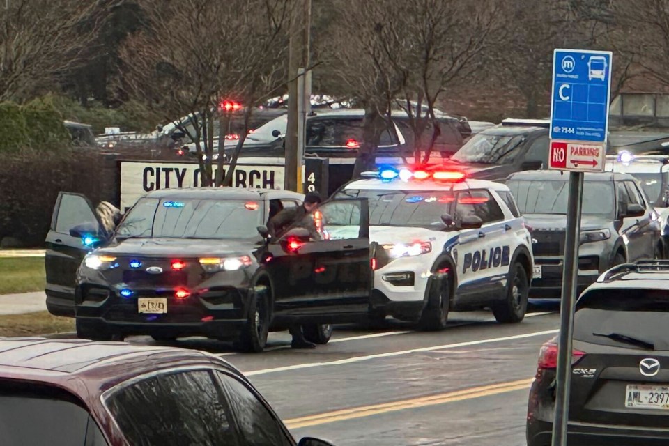 La policía se abalanzó sobre una escuela cristiana privada después de que dos personas murieran en un tiroteo en Madison, Wisconsin.