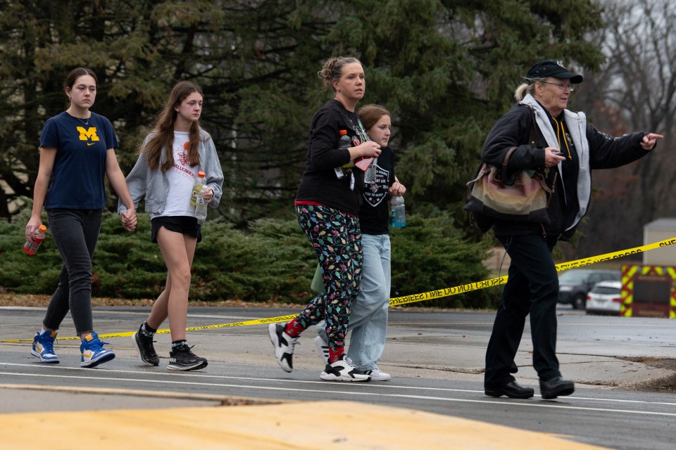 Una familia afuera de la Escuela Cristiana Vida Abundante en Madison, Wisconsin.