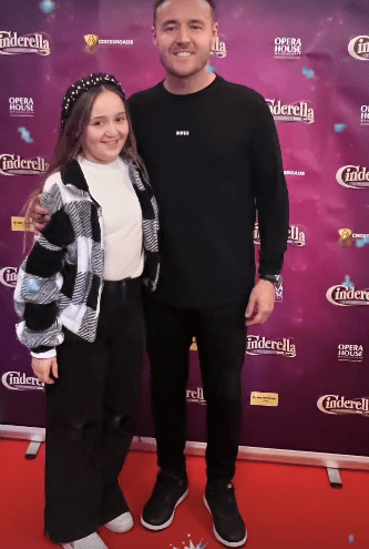 El actor y su chica en la alfombra roja del panto