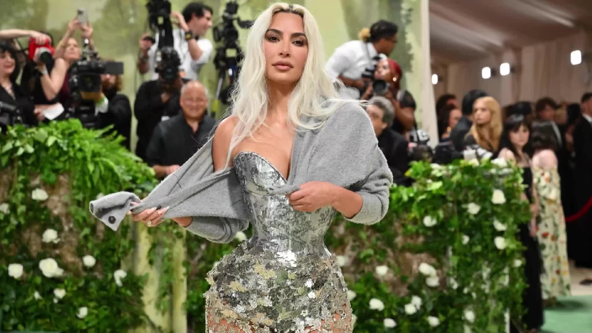 Kim Kardashian, cintura de avispa y polémica: en la Met Gala 2024 le cuesta respirar