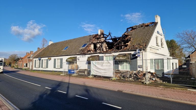 La antigua cafetería De Hoeve tras el incendio del sábado por la noche (foto: Tom Berkers).