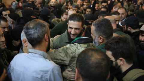 El líder del HTS, Abu Mohammad al-Jolani, es recibido por sus seguidores en la Mezquita Omeya de Damasco el domingo.