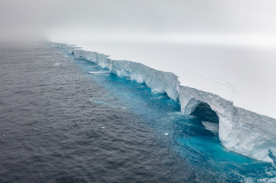 Una vista aérea del gigantesco iceberg A23a en el Océano Austral frente a la Antártida