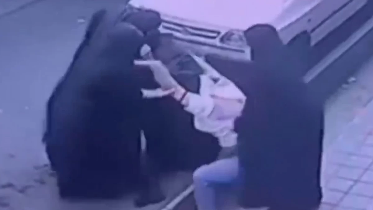 Un nuevo vídeo impactante sacude a Irán: dos niñas sin velo golpeadas por la policía moral