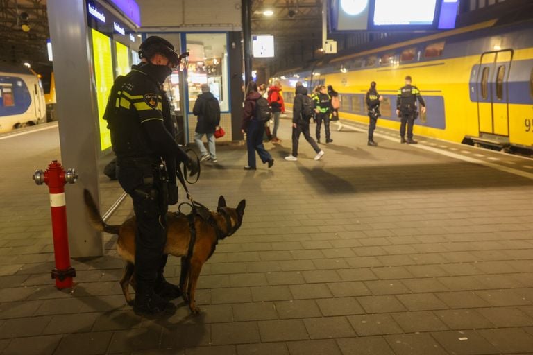 En el tren entraron agentes con chalecos antibalas y un perro policía (foto: Arno van der Linden/SQ Vission).