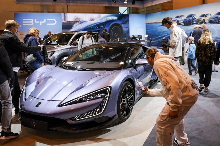 La gente visita el stand de BYD en un salón del automóvil en Essen, Alemania