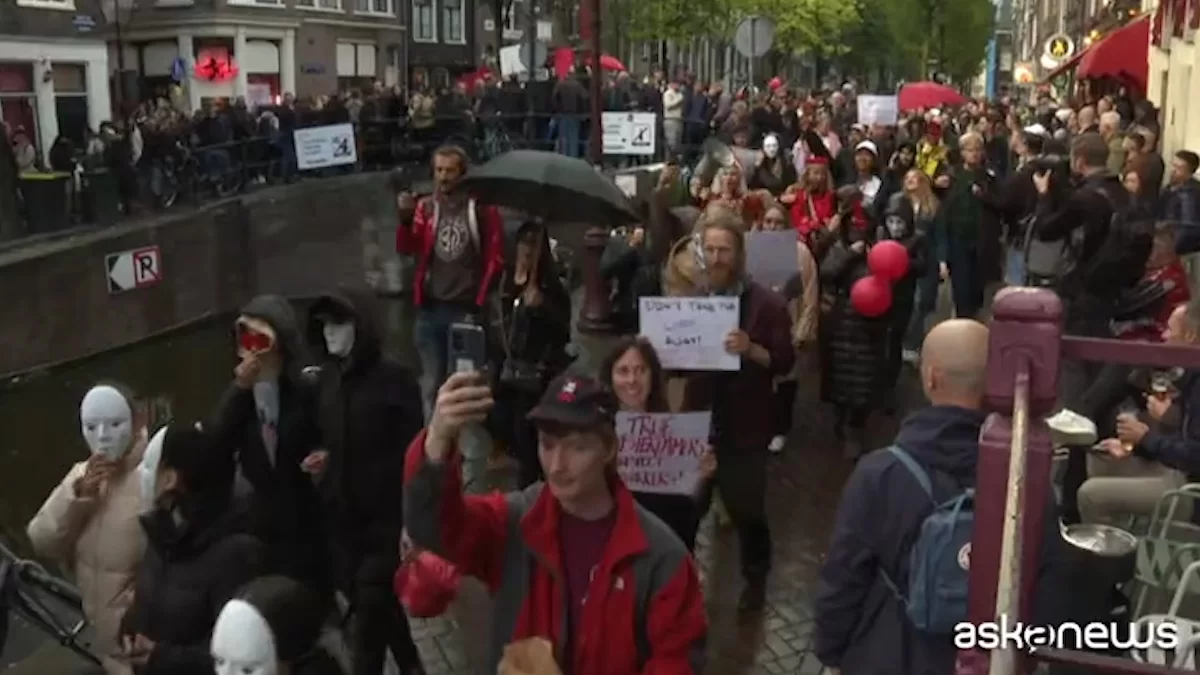 En Ámsterdam, trabajadoras sexuales protestan contra la reubicación del barrio rojo