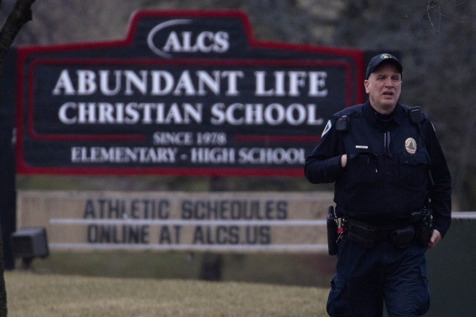 Un oficial de policía hace guardia frente a la Escuela Cristiana Vida Abundante el 16 de diciembre.