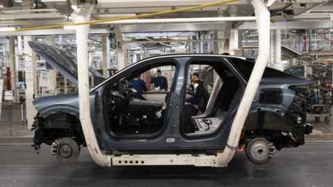 Se muestra la carrocería de un vehículo Peugeot 3008 en la línea de montaje de la planta de automóviles Stellantis en Sochaux, Francia.